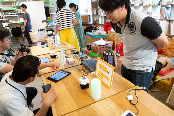 支払い/決済・認証はすべて顔パスで！四角い小型ロボット「PLEN Cube」が描く顔パスとキャッシュレス社会