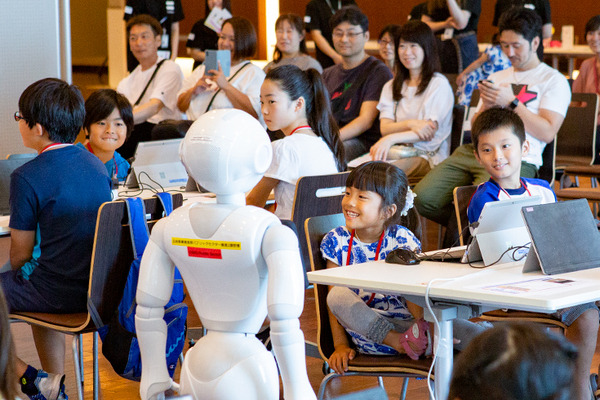 【写真レポート】Pepperで子ども達がプログラミング体験、ゲストに大人気のお笑い「EXIT」が登場！ソフトバンク「子育て応援クラブ」