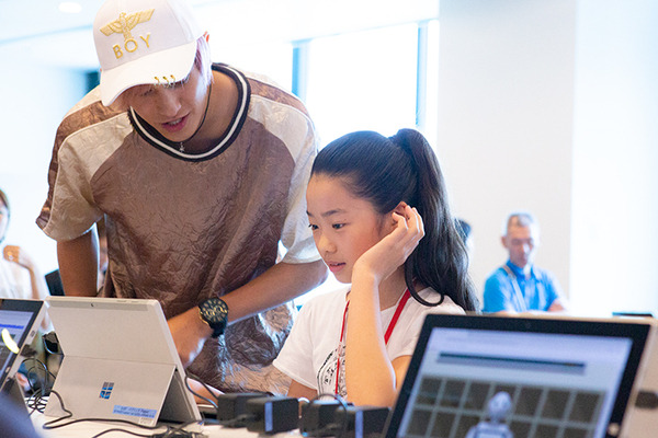 【写真レポート】Pepperで子ども達がプログラミング体験、ゲストに大人気のお笑い「EXIT」が登場！ソフトバンク「子育て応援クラブ」