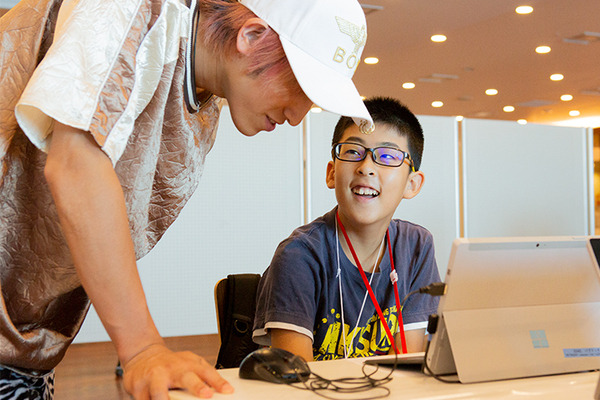 【写真レポート】Pepperで子ども達がプログラミング体験、ゲストに大人気のお笑い「EXIT」が登場！ソフトバンク「子育て応援クラブ」