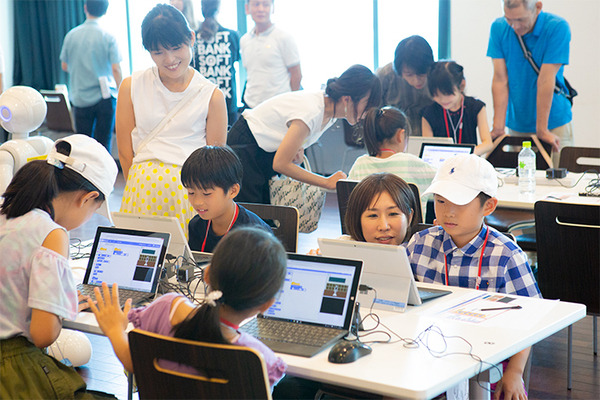 【写真レポート】Pepperで子ども達がプログラミング体験、ゲストに大人気のお笑い「EXIT」が登場！ソフトバンク「子育て応援クラブ」