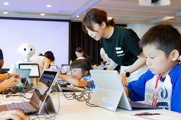 【写真レポート】Pepperで子ども達がプログラミング体験、ゲストに大人気のお笑い「EXIT」が登場！ソフトバンク「子育て応援クラブ」