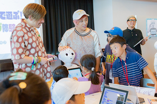 【写真レポート】Pepperで子ども達がプログラミング体験、ゲストに大人気のお笑い「EXIT」が登場！ソフトバンク「子育て応援クラブ」