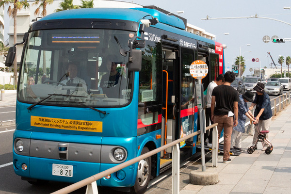 進化した自動運転バスが江の島で実証実験！信号協調と自動右折、バス停での正着制御など、最新技術と見どころを解説　小田急やSBドライブら