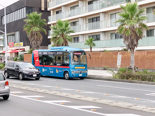 進化した自動運転バスが江の島で実証実験！信号協調と自動右折、バス停での正着制御など、最新技術と見どころを解説　小田急やSBドライブら