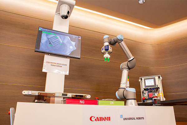 キヤノンがカメラのビジョン技術を活かして「ロボットの眼」に本格参入！ユニバーサルロボット社との連携を発表！