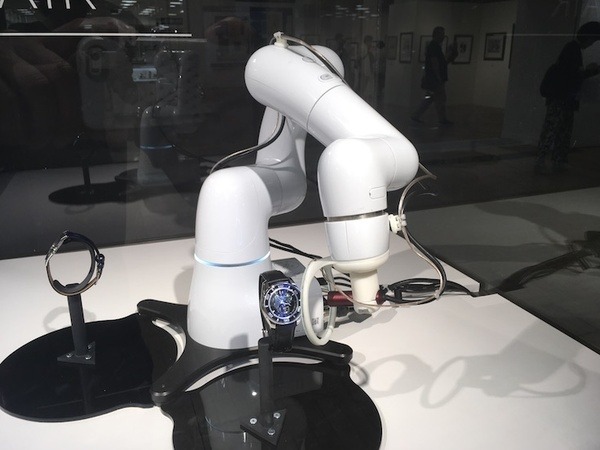 アーム型の人協働ロボット「COBOTTA」が三越ワールドウォッチフェアでライブデモンストレーションを披露