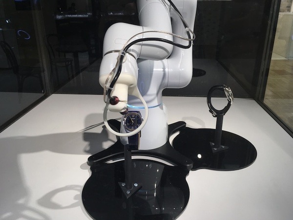 アーム型の人協働ロボット「COBOTTA」が三越ワールドウォッチフェアでライブデモンストレーションを披露