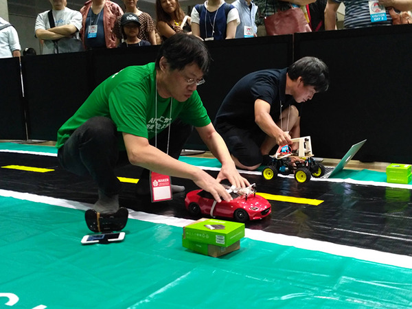 話題のAIで自動運転するドンキーカーを走らせてみた、ちびっこ対AIの白熱バトルも! 遠藤諭の「Maker Faire Tokyo 2019」レポート