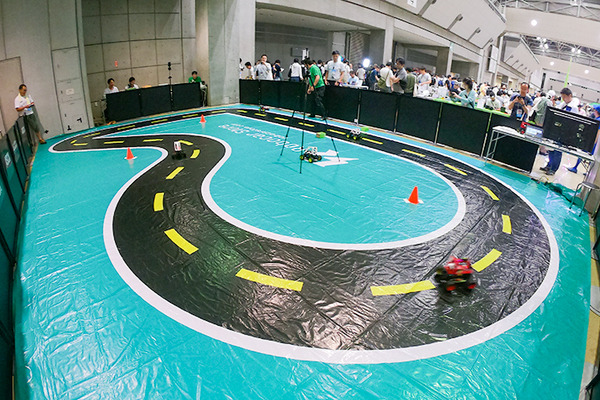 話題のAIで自動運転するドンキーカーを走らせてみた、ちびっこ対AIの白熱バトルも! 遠藤諭の「Maker Faire Tokyo 2019」レポート