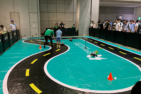 話題のAIで自動運転するドンキーカーを走らせてみた、ちびっこ対AIの白熱バトルも! 遠藤諭の「Maker Faire Tokyo 2019」レポート