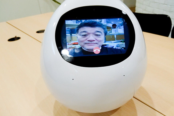 MJIの会話ロボット「タピアプレス」見守りやビデオ通話等を試してみた！離れて暮らす家族をつなぐ熊本日日新聞とのタイアップTapia