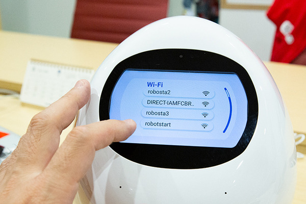 MJIの会話ロボット「タピアプレス」見守りやビデオ通話等を試してみた！離れて暮らす家族をつなぐ熊本日日新聞とのタイアップTapia