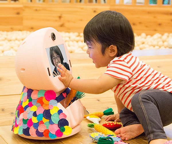 【子育ての負担軽減】離れた家族と協力し合って育児するロボット「かぞくでChiCaRo」レンタル予約開始！電通大学の調査でストレス低減を立証