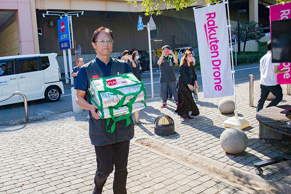 【日本初】楽天と西友が無人の自動走行ロボット「UGV」で商用配達サービス開始へ　写真と動画でレポート
