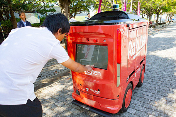 【日本初】楽天と西友が無人の自動走行ロボット「UGV」で商用配達サービス開始へ　写真と動画でレポート
