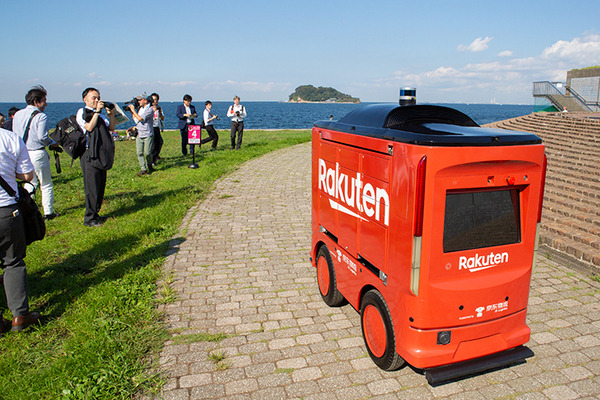 【日本初】楽天と西友が無人の自動走行ロボット「UGV」で商用配達サービス開始へ　写真と動画でレポート