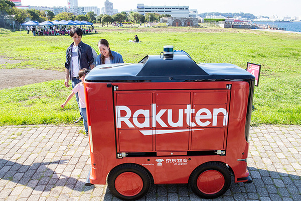 【日本初】楽天と西友が無人の自動走行ロボット「UGV」で商用配達サービス開始へ　写真と動画でレポート