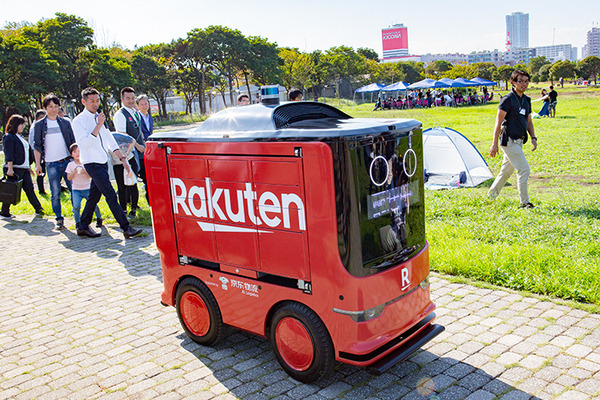 【日本初】楽天と西友が無人の自動走行ロボット「UGV」で商用配達サービス開始へ　写真と動画でレポート