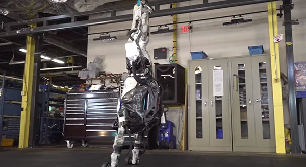 ボストンダイナミクスがアトラスの新しいパルクール動画を追加公開！倒立前転やひねりジャンプを披露