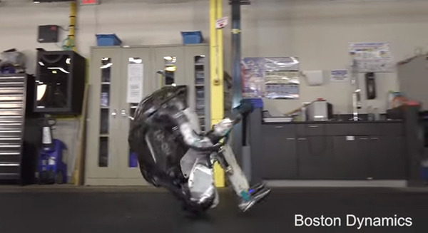 ボストンダイナミクスがアトラスの新しいパルクール動画を追加公開！倒立前転やひねりジャンプを披露
