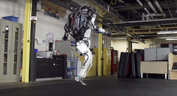 ボストンダイナミクスがアトラスの新しいパルクール動画を追加公開！倒立前転やひねりジャンプを披露