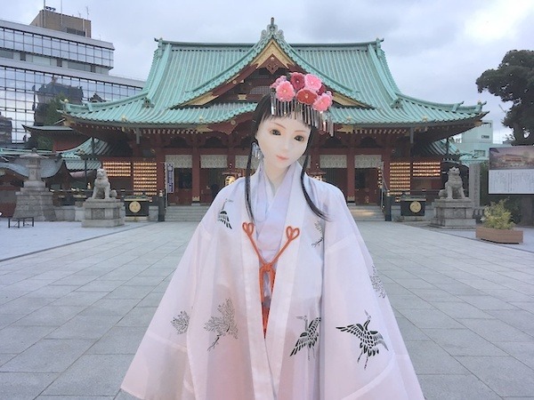 【神田明神で開催中】等身大アイドルロボット「高坂ここな」と女性アイドル大畑杏雛のユニット「プリティエンジェル」巫女舞奉納を見てきました