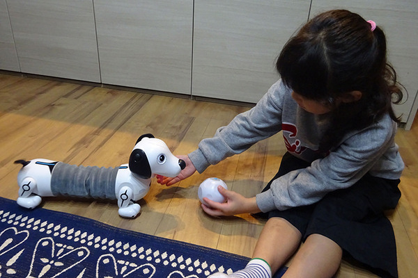 飼い主の後ろをついてくる不思議な犬型ロボットトイ「おいでよ ボンゴ！」アコーディオンのように伸び縮み