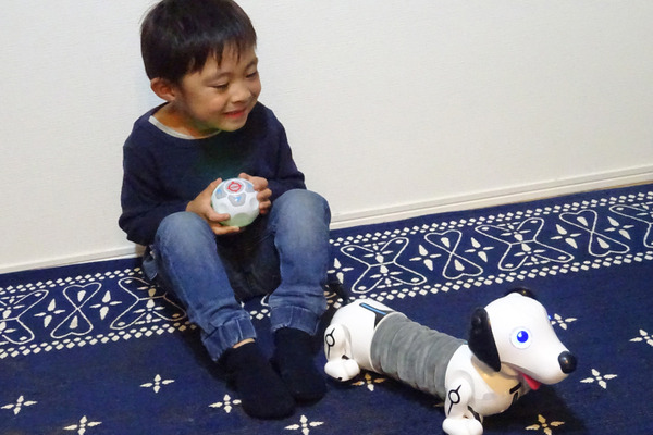 飼い主の後ろをついてくる不思議な犬型ロボットトイ「おいでよ ボンゴ！」アコーディオンのように伸び縮み