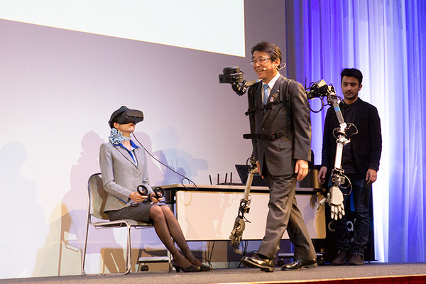 全日空HD　ANAアバターロボット「newme」(ニューミー)を発表「瞬間移動」できる社会を提案　綾瀬はるかさんが体験