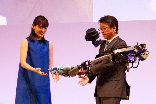 全日空HD　ANAアバターロボット「newme」(ニューミー)を発表「瞬間移動」できる社会を提案　綾瀬はるかさんが体験