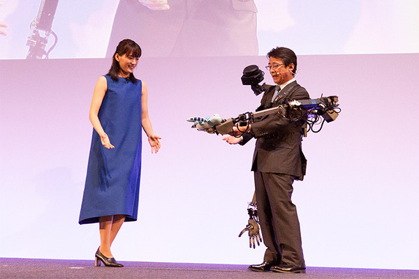 全日空HD　ANAアバターロボット「newme」(ニューミー)を発表「瞬間移動」できる社会を提案　綾瀬はるかさんが体験