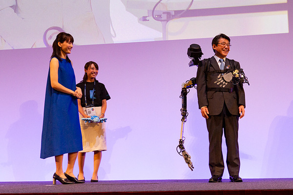 全日空HD　ANAアバターロボット「newme」(ニューミー)を発表「瞬間移動」できる社会を提案　綾瀬はるかさんが体験