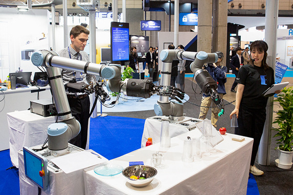 全日空HD ANAアバターロボットがCEATECのブースに大集合！力触覚技術で調理、本物のCAとの会話、釣りロボットも登場！