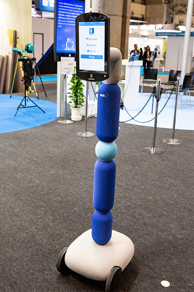 全日空HD ANAアバターロボットがCEATECのブースに大集合！力触覚技術で調理、本物のCAとの会話、釣りロボットも登場！