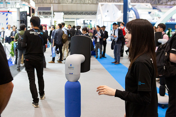 全日空HD ANAアバターロボットがCEATECのブースに大集合！力触覚技術で調理、本物のCAとの会話、釣りロボットも登場！