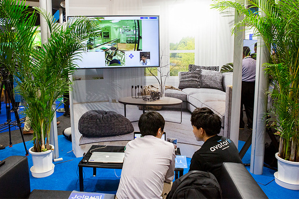 全日空HD ANAアバターロボットがCEATECのブースに大集合！力触覚技術で調理、本物のCAとの会話、釣りロボットも登場！