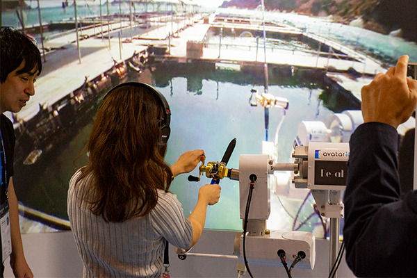 全日空HD ANAアバターロボットがCEATECのブースに大集合！力触覚技術で調理、本物のCAとの会話、釣りロボットも登場！