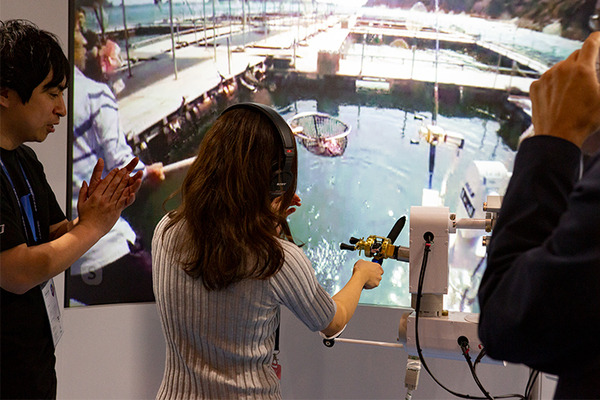 全日空HD ANAアバターロボットがCEATECのブースに大集合！力触覚技術で調理、本物のCAとの会話、釣りロボットも登場！