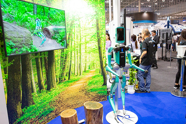 全日空HD ANAアバターロボットがCEATECのブースに大集合！力触覚技術で調理、本物のCAとの会話、釣りロボットも登場！