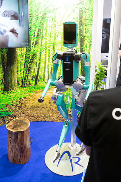 全日空HD ANAアバターロボットがCEATECのブースに大集合！力触覚技術で調理、本物のCAとの会話、釣りロボットも登場！