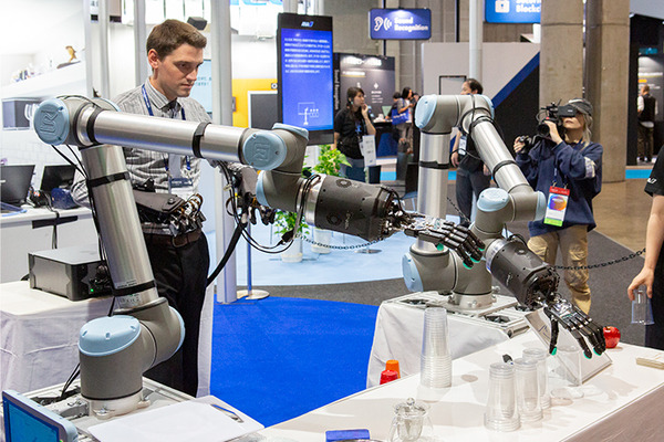 全日空HD ANAアバターロボットがCEATECのブースに大集合！力触覚技術で調理、本物のCAとの会話、釣りロボットも登場！