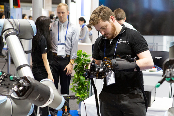 全日空HD ANAアバターロボットがCEATECのブースに大集合！力触覚技術で調理、本物のCAとの会話、釣りロボットも登場！