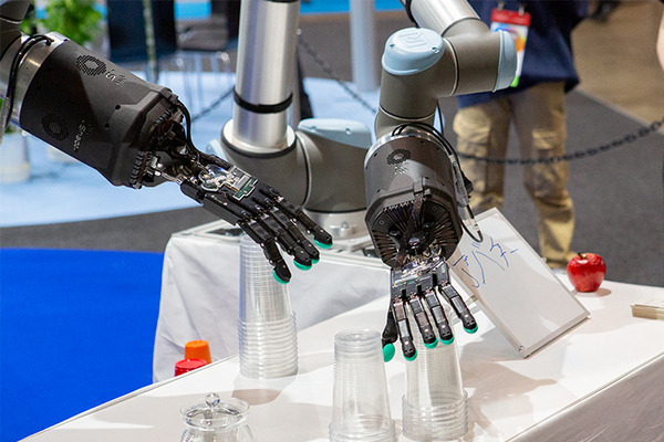 全日空HD ANAアバターロボットがCEATECのブースに大集合！力触覚技術で調理、本物のCAとの会話、釣りロボットも登場！