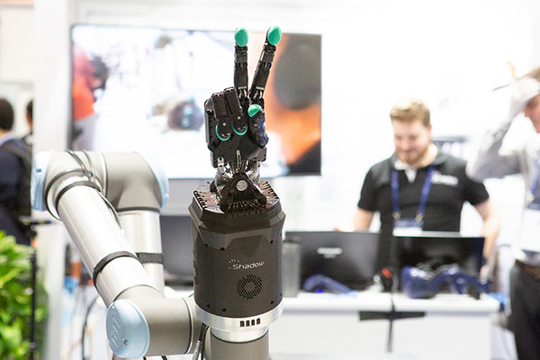 全日空HD ANAアバターロボットがCEATECのブースに大集合！力触覚技術で調理、本物のCAとの会話、釣りロボットも登場！