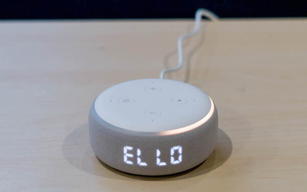 LEDディスプレイの時計表示がたまらない、新機種「Amazon Echo Dot with Clock」実機レビュー！