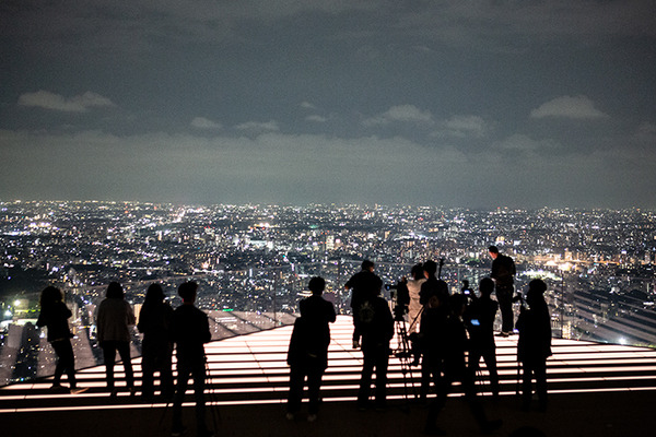 【速報】渋谷の新しい観光名所　解放感満点の「渋谷スクランブルスクエア」の屋上展望施設「渋谷スカイ」で夜景体験！知っておきたいポイントを写真で解説