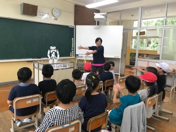 会話ロボット「Nao」と対話AIエンジン「Hitomean」が五島市の小学校で実証実験　英語のスモールトークやクイズで生徒達と交流
