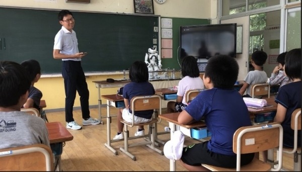 会話ロボット「Nao」と対話AIエンジン「Hitomean」が五島市の小学校で実証実験　英語のスモールトークやクイズで生徒達と交流