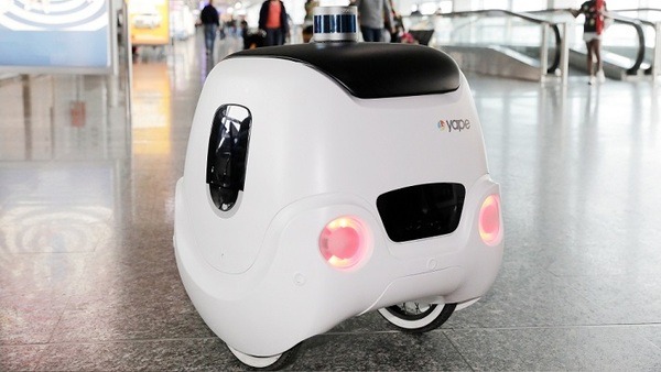 陸上用配送AGVロボット「YAPE」がドイツのフランクフルト空港にて実証実験　ゲートまでのアテンドと手荷物の配送支援